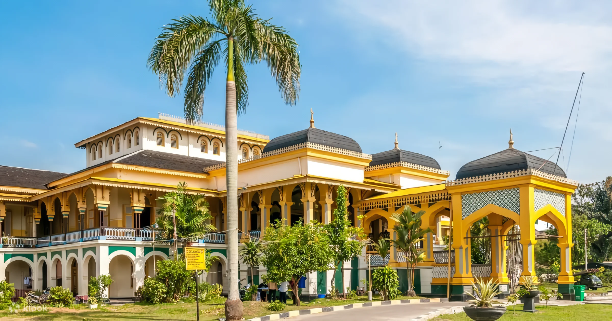 Ilustrasi wisata Istana Maimun dan perjalanan rental mobil di Medan