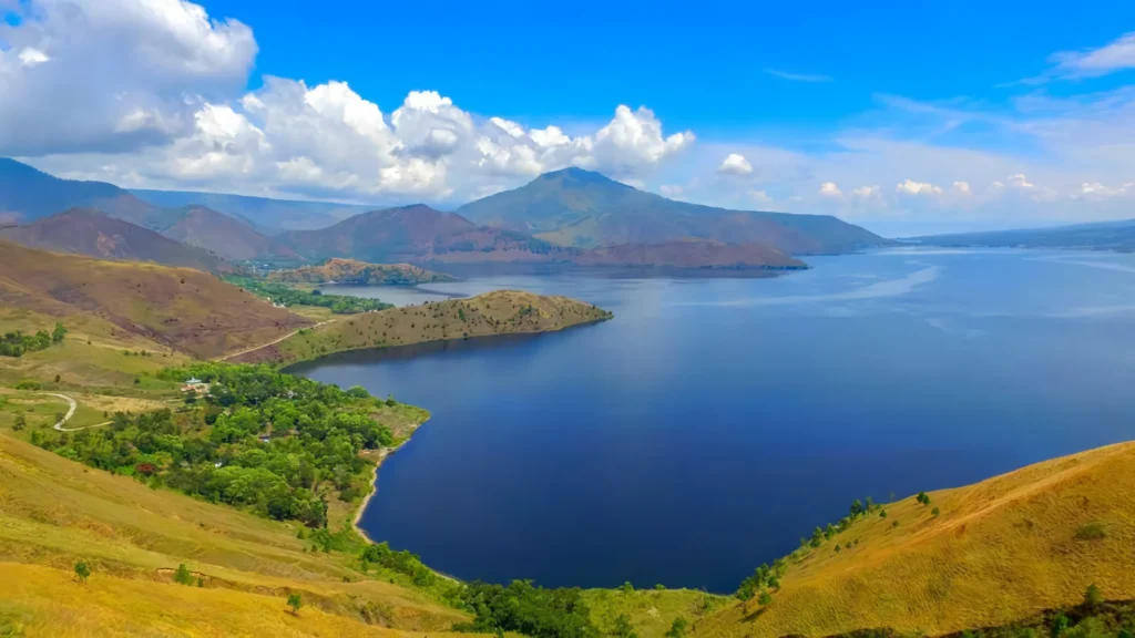 Panorama Danau Toba Sumatera Utara sebagai tujuan perjalanan mobil dari Medan